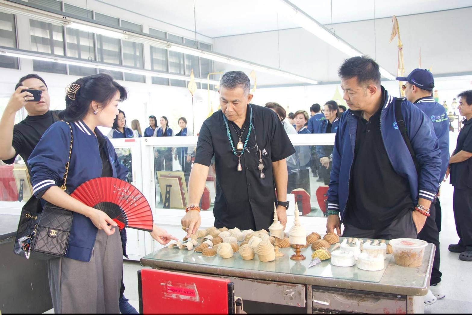 title - ผอ.ศพส. ให้การต้อนรับ ผอก.สกอญ. พร้อมด้วย คณะผู้เข้าร่วมสัมมนาเชิงปฏิบัติการฯ เข้าเยี่ยมชมแผนกฝึกอบรม และพื้นที่ภายในศูนย์ส่งเสริมและพัฒนาอาชีพเสริมนอกภาคการเกษตร